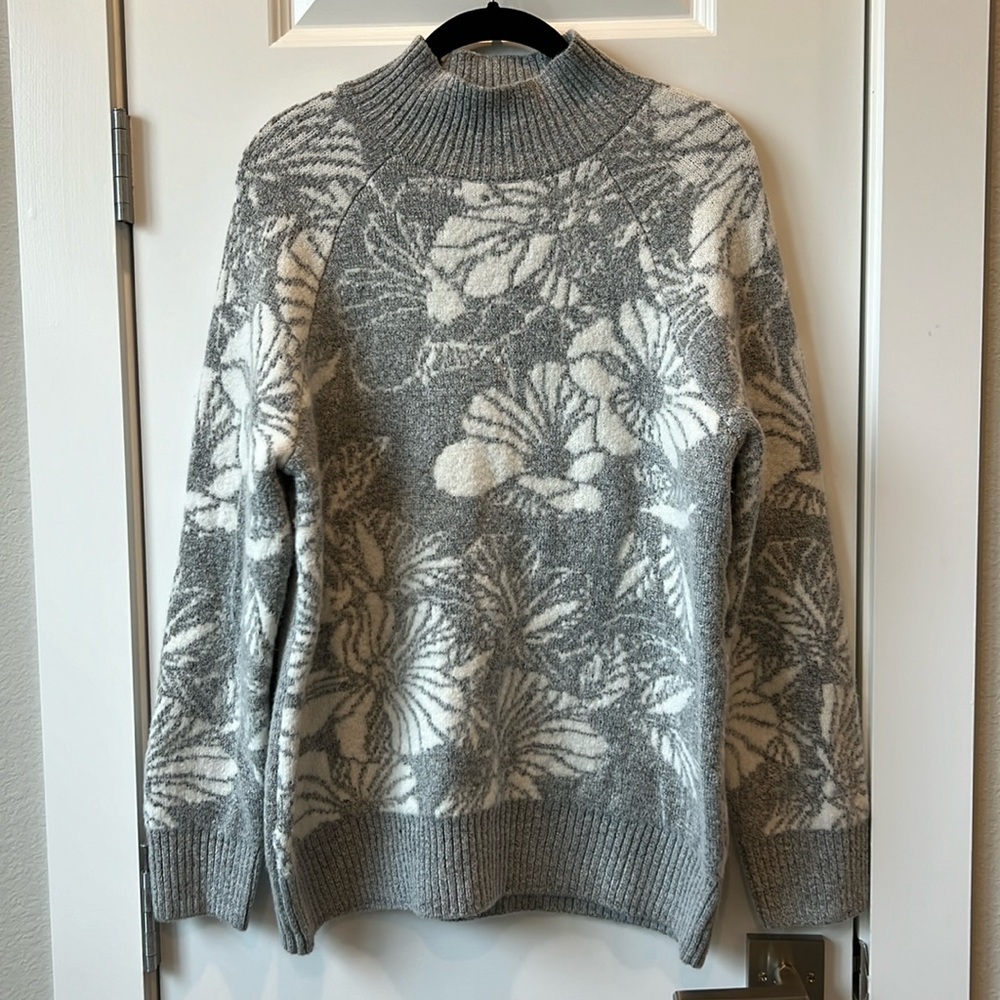 Liz Claiborne Gray and White Flower Patterned Turtleneck Sweater Size Large.